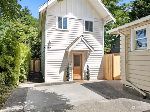 814 NE 92nd St #B, Seattle, WA 98115