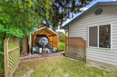 Exterior - 8 109th St SE, Everett, WA 98208 photo 9 of 10