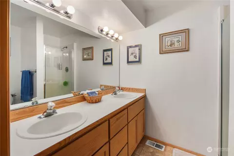 Bath - 8 109th St SE, Everett, WA 98208 photo 2 of 2