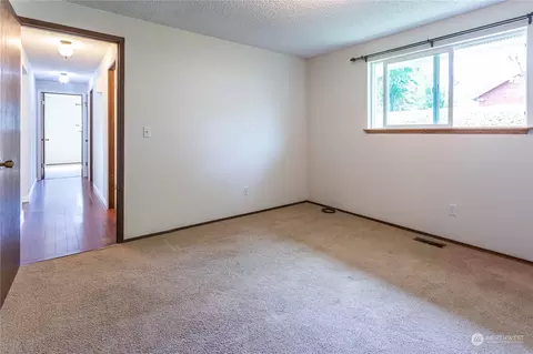Bedroom - 105 Lincoln St, Everson, WA 98247 photo 3 of 4