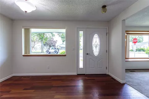 Entry Way - 105 Lincoln St, Everson, WA 98247 photo 1 of 3