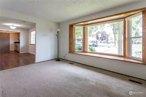 Living - 105 Lincoln St, Everson, WA 98247 photo 2 of 3