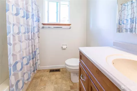 Bath - 105 Lincoln St, Everson, WA 98247 photo 1 of 1