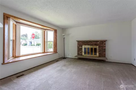 Living - 105 Lincoln St, Everson, WA 98247 photo 3 of 3