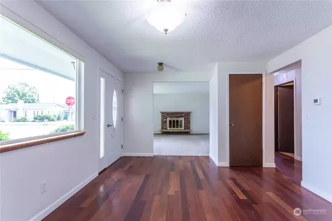 Living - 105 Lincoln St, Everson, WA 98247 photo 1 of 3