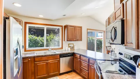 Kitchen - 505 Corrin Ave SE, Orting, WA 98360 photo 2 of 2