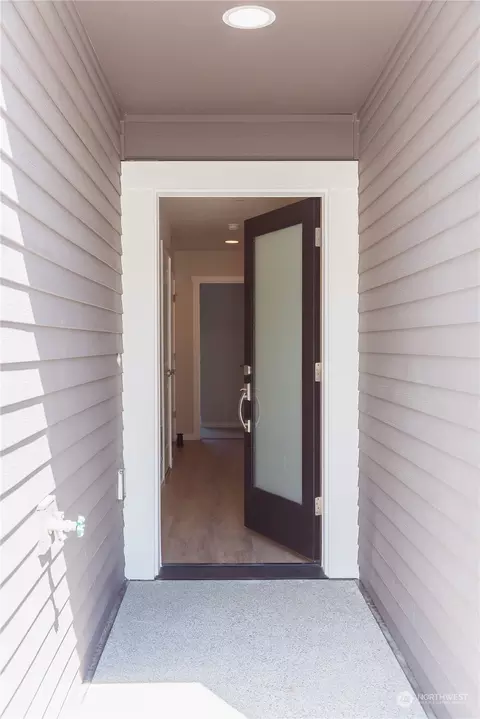 Entry Way - 4226 148th St SE #B2, Bothell, WA 98012 photo 2 of 8