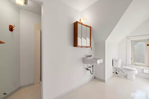 Bath - 958 16th Ave E, Seattle, WA 98112 photo 5 of 6