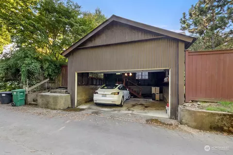 Exterior - 958 16th Ave E, Seattle, WA 98112 photo 3 of 6