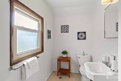 Bath - 958 16th Ave E, Seattle, WA 98112 photo 2 of 6