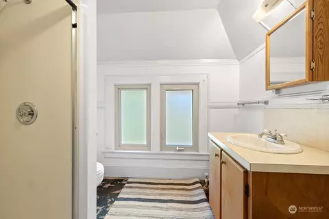 Bath - 958 16th Ave E, Seattle, WA 98112 photo 6 of 6