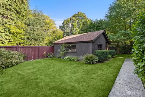 Exterior - 958 16th Ave E, Seattle, WA 98112 photo 4 of 6
