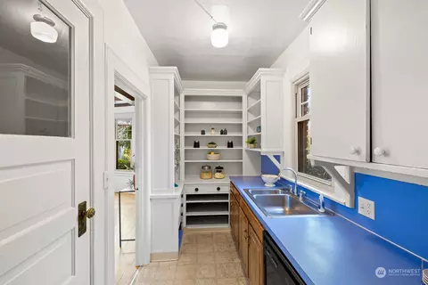 Kitchen - 958 16th Ave E, Seattle, WA 98112 photo 1 of 2
