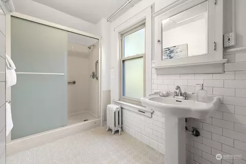 Bath - 958 16th Ave E, Seattle, WA 98112 photo 3 of 6