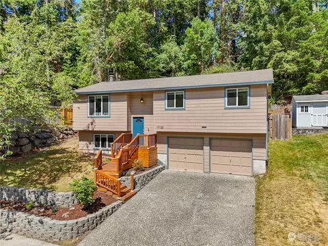 17120 Meadowdale Dr, Lynnwood, WA 98037
