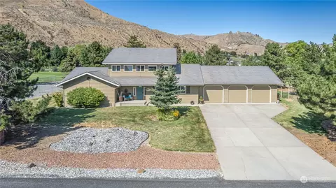 1952 Canyon Breeze Ln, Wenatchee, WA 98801