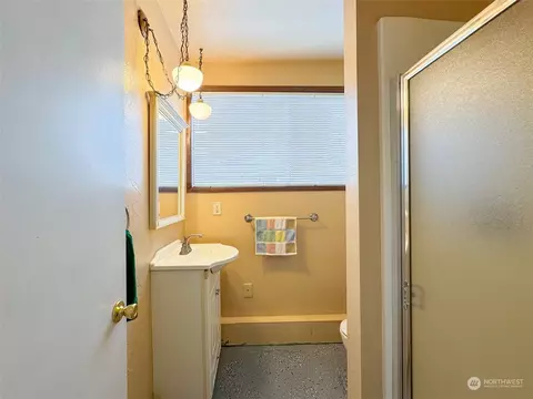 Bath - 302 W Eunice St, Sequim, WA 98382 photo 4 of 4