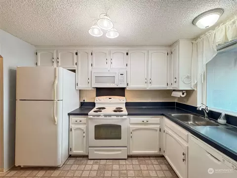 Kitchen - 302 W Eunice St, Sequim, WA 98382 photo 3 of 4