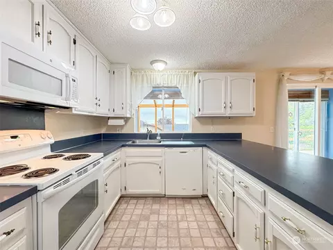 Kitchen - 302 W Eunice St, Sequim, WA 98382 photo 2 of 4