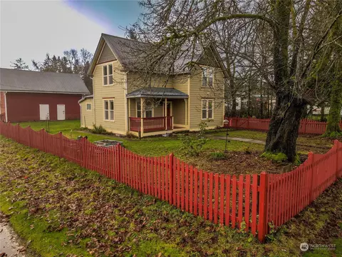 116 E Harris Ave, Oakville, WA 98568