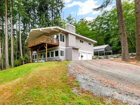 271 Lagoon Point Rd, Greenbank, WA 98253