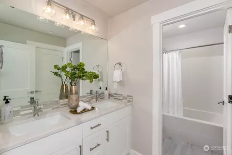 Bath - 20202 94th Dr NE, Bothell, WA 98011 photo 3 of 4
