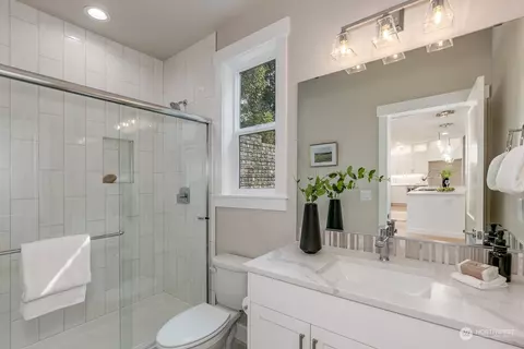 Bath - 20202 94th Dr NE, Bothell, WA 98011 photo 1 of 4