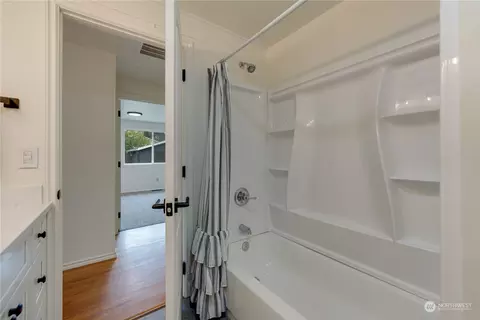 Bath - 17822 85th Pl NE, Bothell, WA 98011 photo 2 of 4