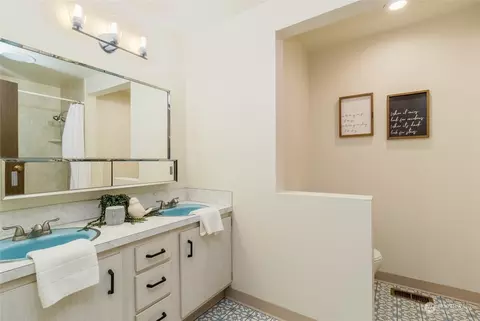 Bath - 1925 Gray Lynn Dr, Walla Walla, WA 99362 photo 2 of 4
