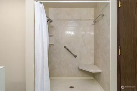 Bath - 1925 Gray Lynn Dr, Walla Walla, WA 99362 photo 3 of 4