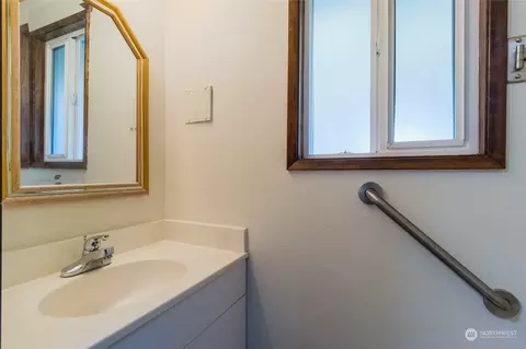 Bath - 1925 Gray Lynn Dr, Walla Walla, WA 99362 photo 4 of 4