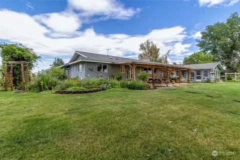 Exterior - 1925 Gray Lynn Dr, Walla Walla, WA 99362 photo 4 of 8