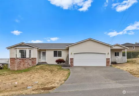 876 W 4 St, Camano Island, WA 98282