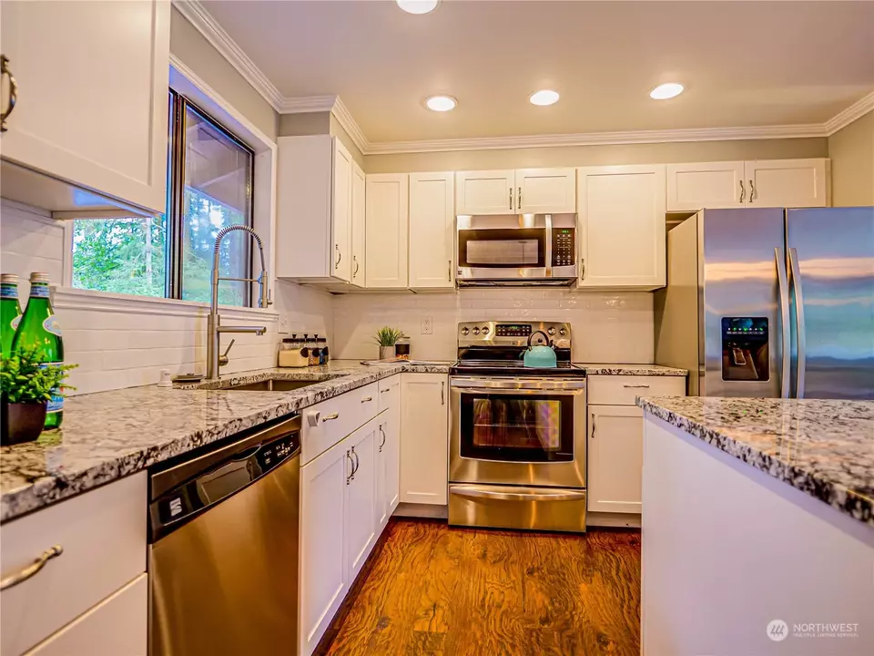 Kitchen - 1707 196th Pl, Lynnwood, WA 98036 photo 3 of 4
