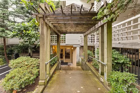 700 N 160th St #A207, Shoreline, WA 98133