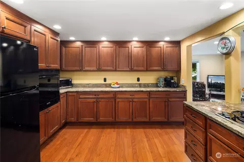 Kitchen - 23108 35th Ave SE, Bothell, WA 98021 photo 3 of 4