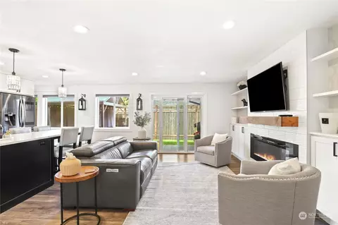 1716 E Pioneer #4, Puyallup, WA 98372