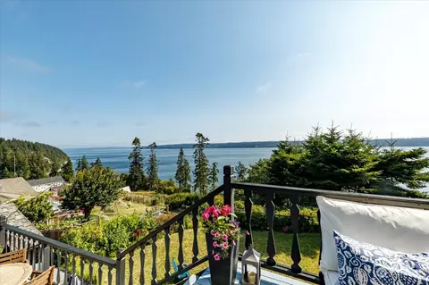 2267 Cranes Landing Dr, Greenbank, WA 98253