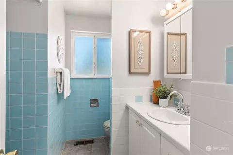 Bath - 1237 Birch St, Edmonds, WA 98020 photo 2 of 3