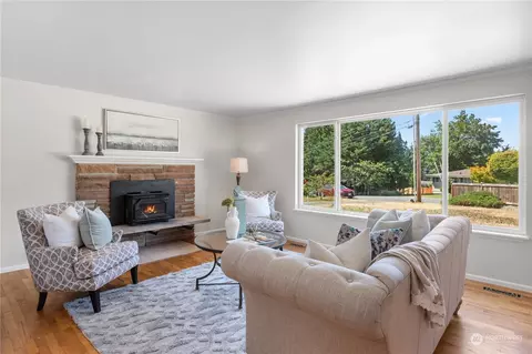 Living - 1237 Birch St, Edmonds, WA 98020 photo 5 of 6