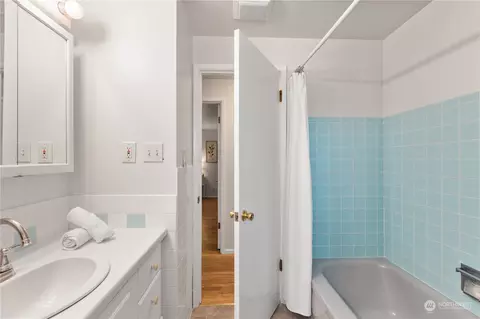 Bath - 1237 Birch St, Edmonds, WA 98020 photo 3 of 3