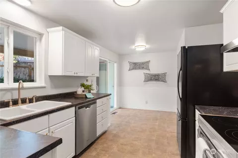 Kitchen - 1237 Birch St, Edmonds, WA 98020 photo 3 of 5