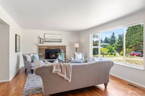 Living - 1237 Birch St, Edmonds, WA 98020 photo 2 of 6