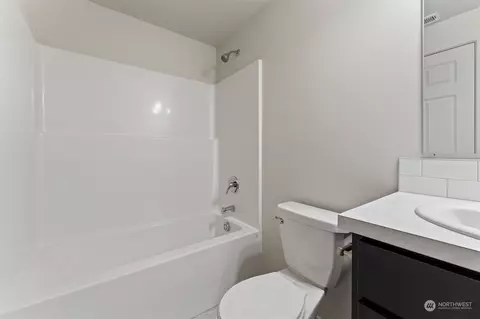 Bath - 1012 E Cascade St, Othello, WA 99344 photo 2 of 4
