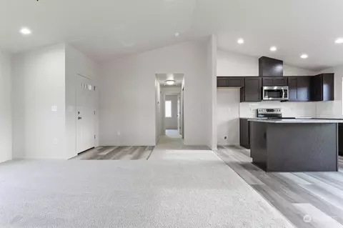 Entry Way - 1012 E Cascade St, Othello, WA 99344 photo 1 of 2