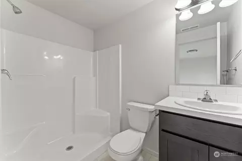 Bath - 1012 E Cascade St, Othello, WA 99344 photo 4 of 4