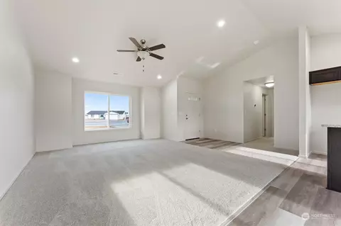 Living - 1012 E Cascade St, Othello, WA 99344 photo 1 of 2