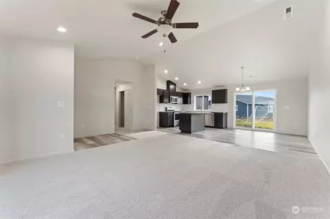 Living - 1012 E Cascade St, Othello, WA 99344 photo 2 of 2