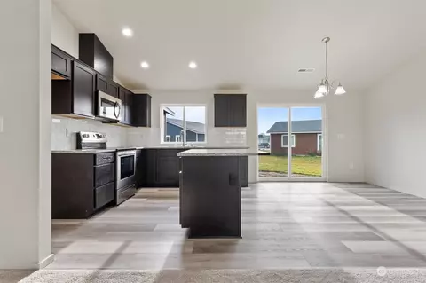 Kitchen - 1012 E Cascade St, Othello, WA 99344 photo 4 of 5