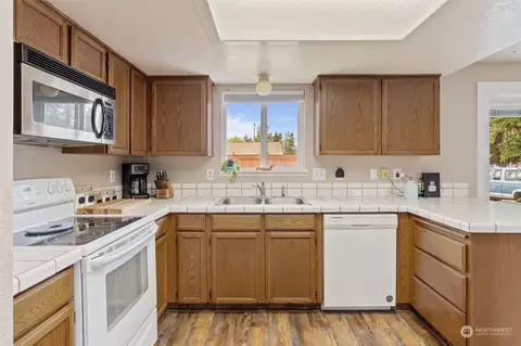Kitchen - 539 3rd Ave NW, Chehalis, WA 98532 photo 3 of 3